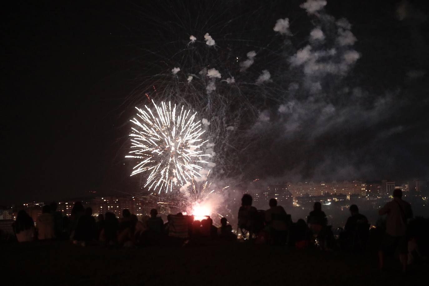 Los primeros fuegos artificiales, en imágenes