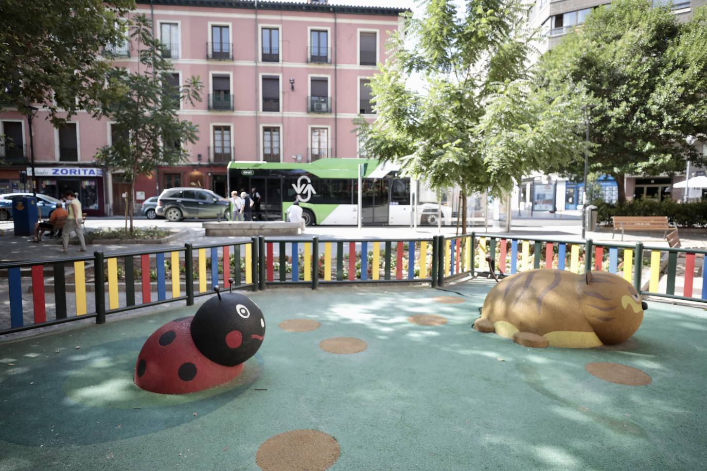 Mariquita en el parque infantil de la plaza del Caño Argales