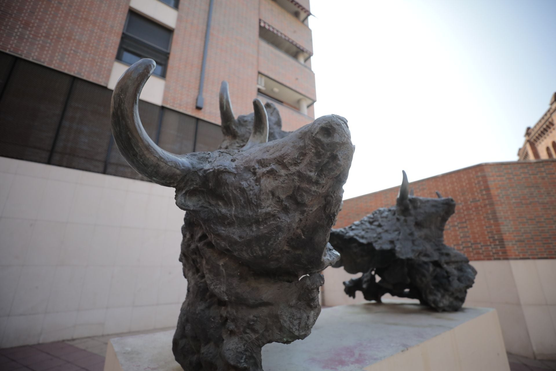 Escultura del arco formado por toros, en la zona del Paseo de Zorrilla.