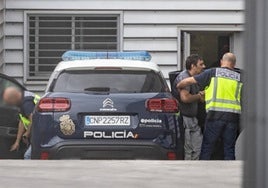 Juan Carlos San José llega a la comisaría de Delicias tras ser detenido en Vigo por matar a su pareja.