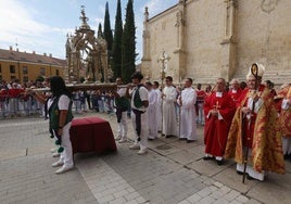 Los peñistas trasladan el relicario de San Antolín ante la mirada del obispo de Palencia y resto de sacerdotes.