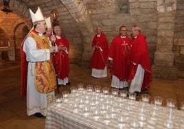 El obispo de Palencia y los canónigos, antes de abrir la Cripta a los fieles.