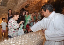 Los palentinos cumplen con la tradición de beber agua en la Cripta