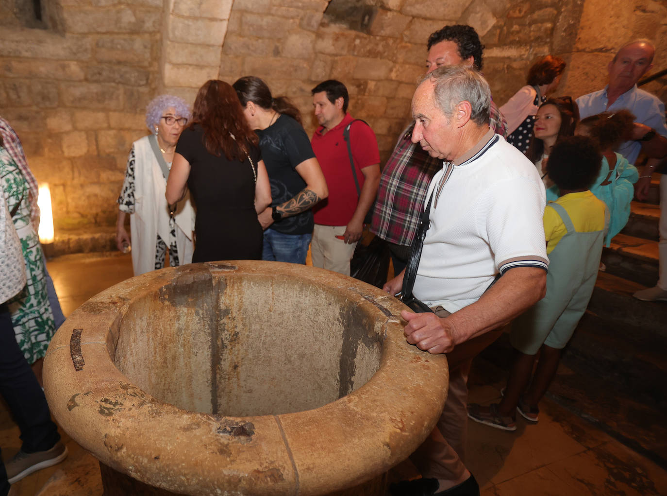 Los palentinos cumplen con la tradición de beber agua en la Cripta