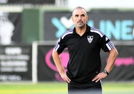 Ramsés, pensativo en la banda, durante el partido ante la Ponferradina.