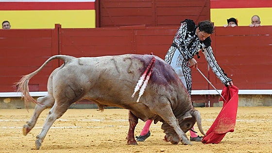 Delirio en los tendidos con salida a hombros de los tres espadas