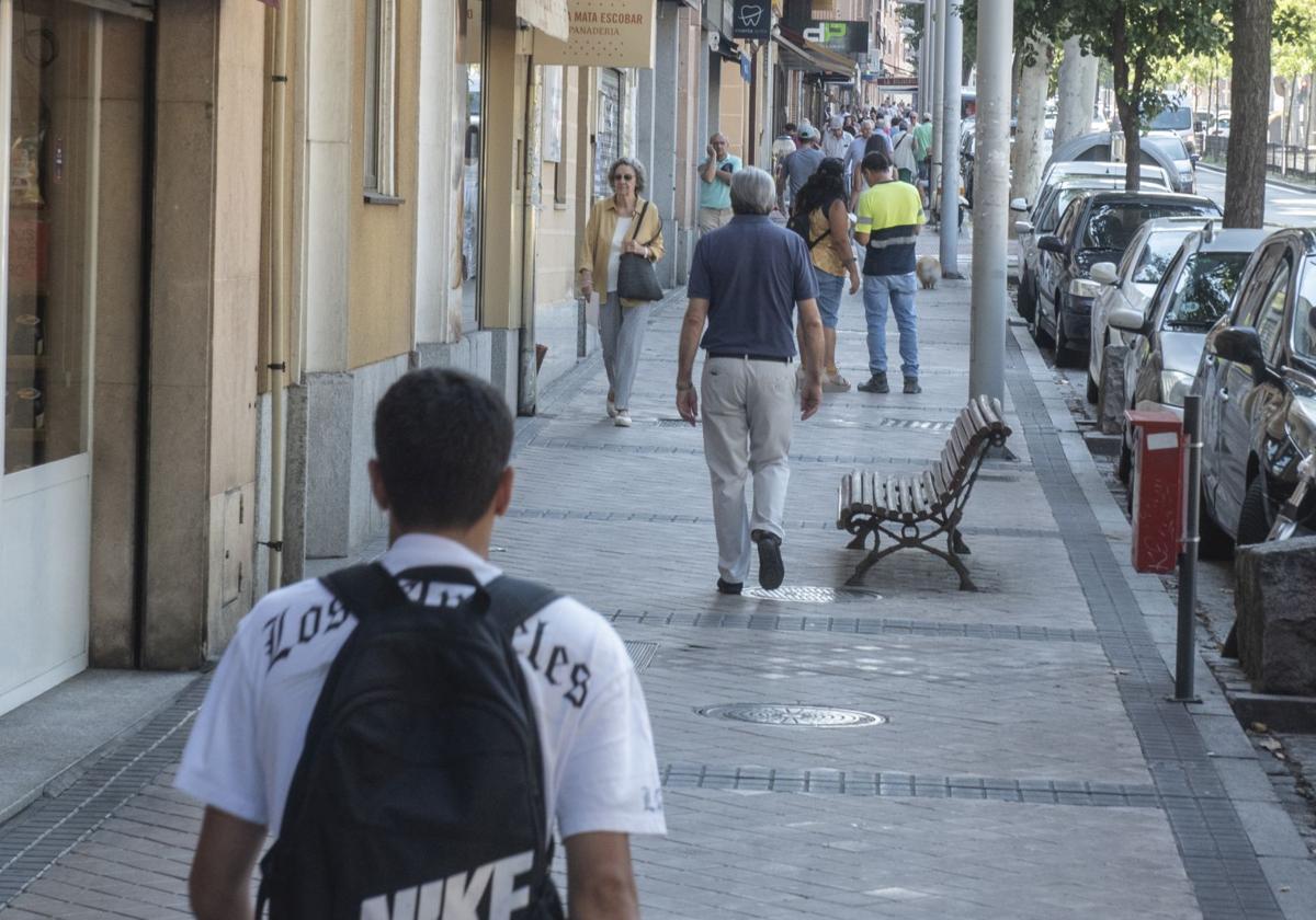 Varias personas caminan por el paseo Conde Sepúlveda, una de las zonas con mayor concentración de población en la provincia.