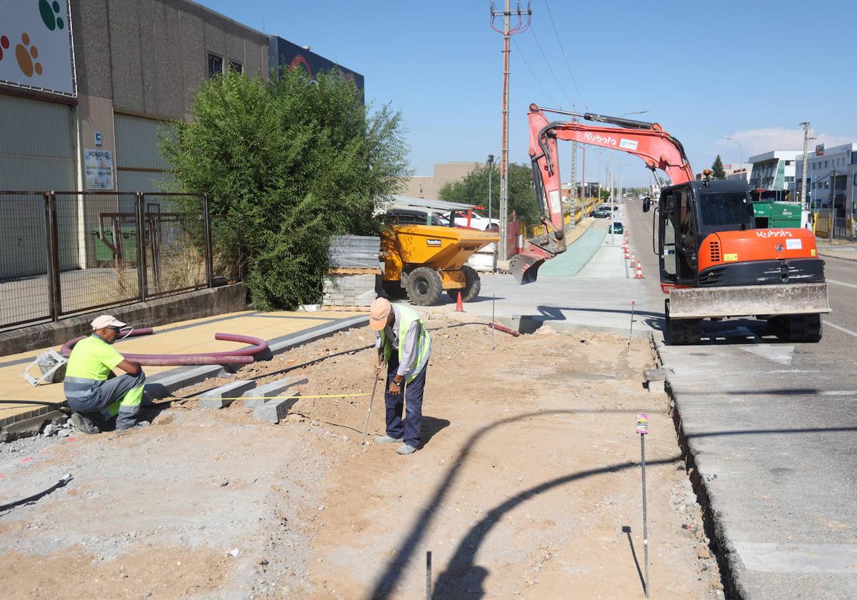 Obras de construcción de los carriles bici ya en marcha en el polígono de San Cristóbal.