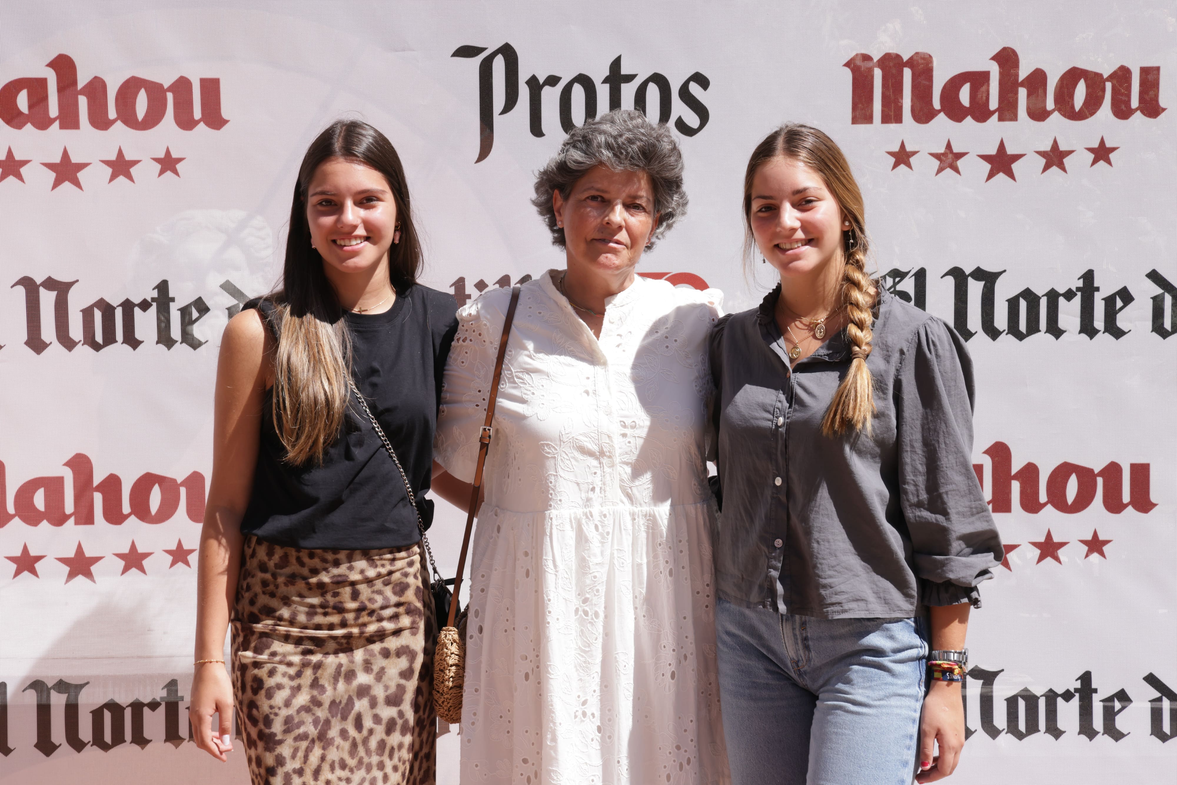 Lucía Villamil, Beatriz Pérez y Gabriela Villamil.