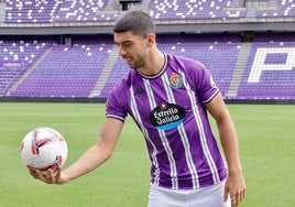 Cenk, durante su presentación en el césped del Estadio José Zorrilla.