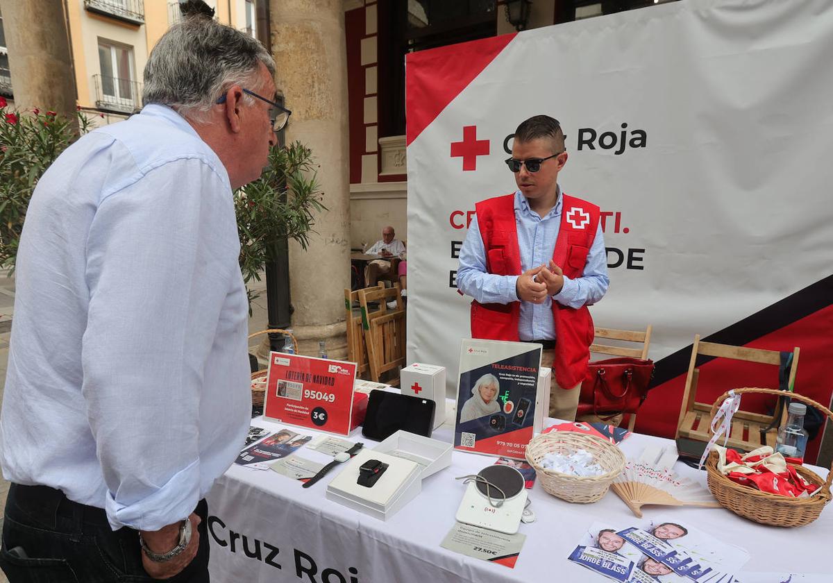 Mesa instalada delante del Casino este lunes, Día de la Banderita.