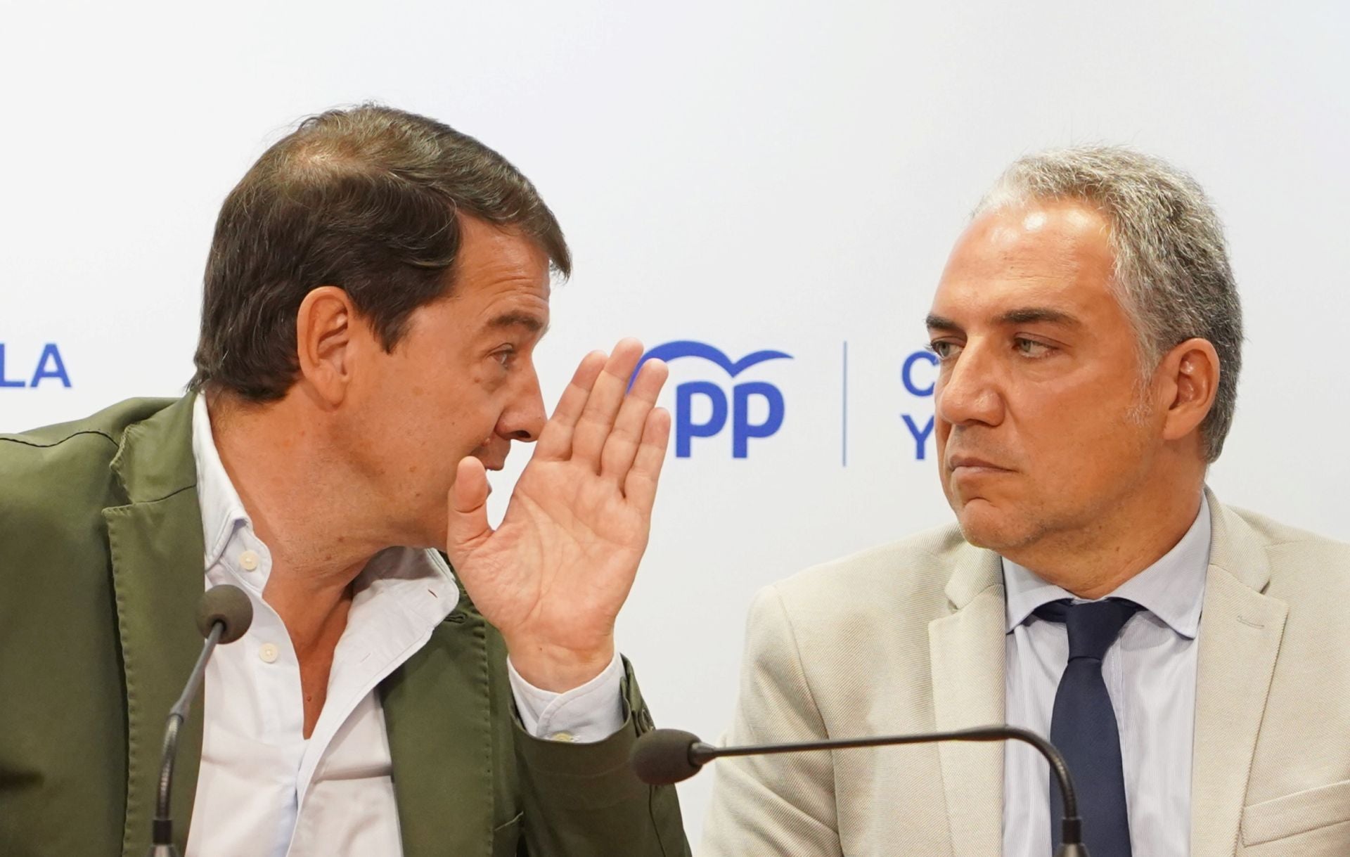 Alfonso Fernández Mañueco habla con Elías Bendodo durante la celebración de la Junta Directiva del PP de Castilla y León.