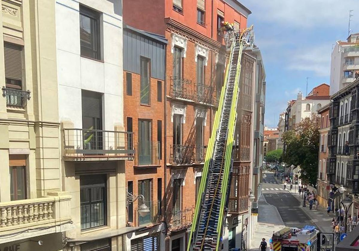 Los Bomberos de Valladolid trabajan en uno de los últimos pisos del número 2 de la calle Bajada de la Libertad.