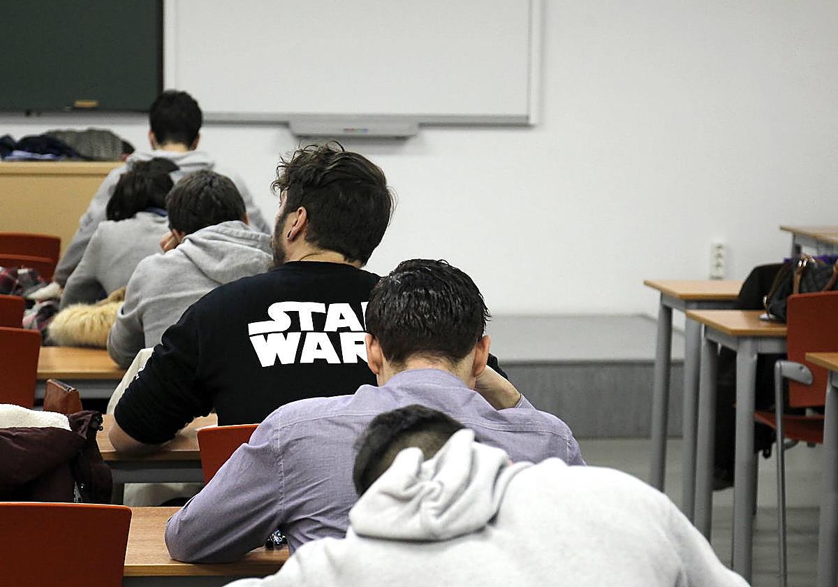 Exámenes de la EBAU en el campus de Palencia.