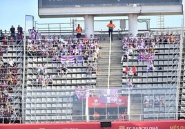 Aficionados blanquivioletas en la grada del estadio Lluís Companys, en Barcelona.