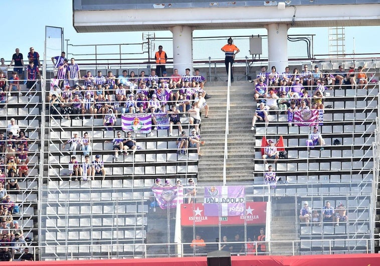 Aficionados blanquivioletas en la grada del estadio Lluís Companys, en Barcelona.