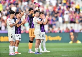 Los jugadores del Real Valladolid se dirigen a los aficionados blanquivioleta tras la goleada encajada el pasado sábado en Barcelona.