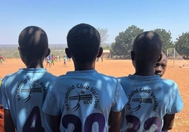 Imagen de tres niños africanos con las camisetas del VCV.