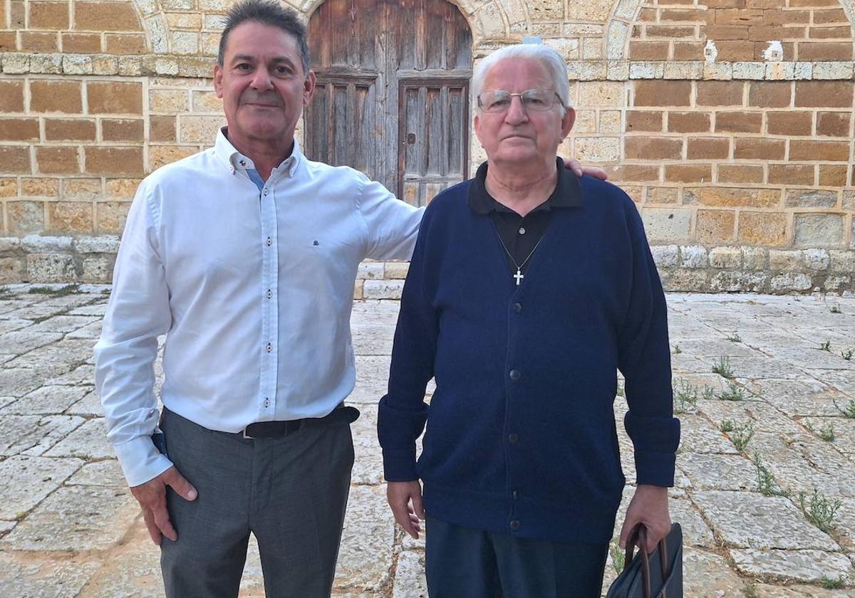 El alcalde, Miguel Ángel Gómez, con el pregonero, el sacerdote Eugenio Jesús Oterino.