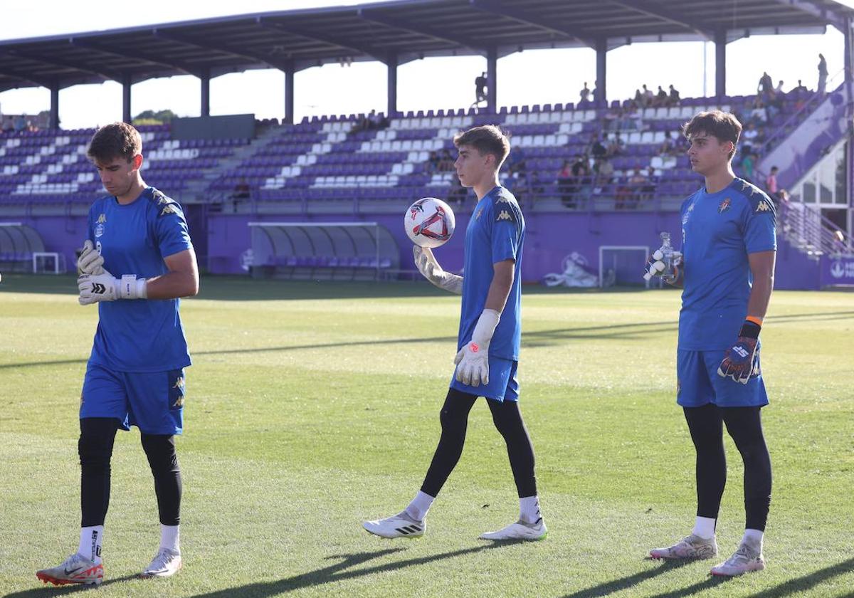 De izquierda a derecha, los porteros Arnau Rafús, Álvaro Cantera y Fer Pérez, ayer con el primer equipo.