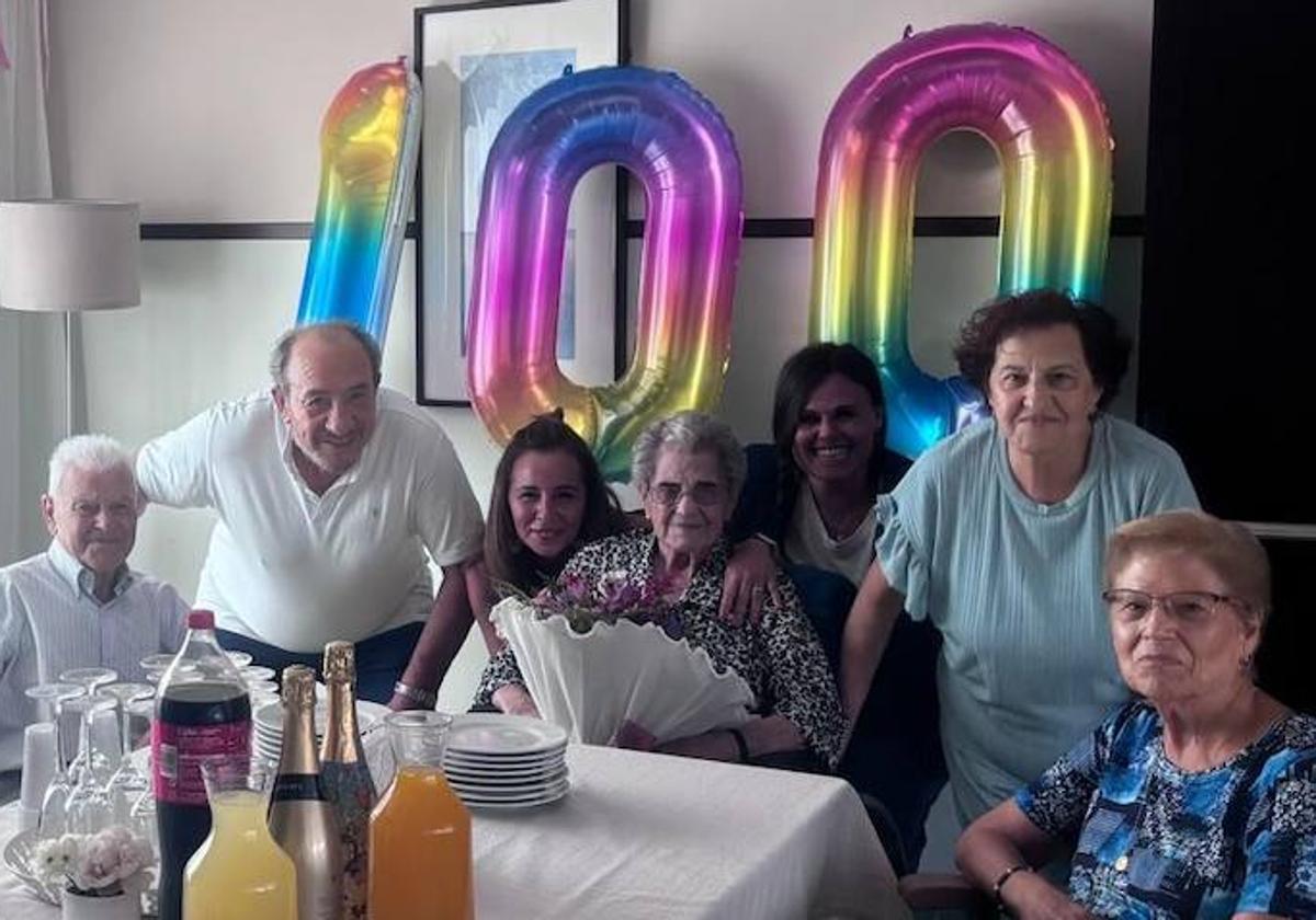 Consolación San José, en el centro, celebra su centenario.