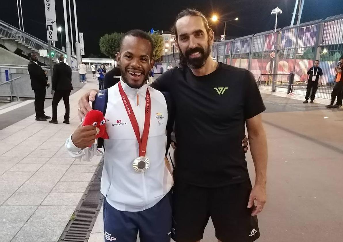 Enrique posa junto a su pupilo, David Pineda, tras la medalla de plata conseguida.