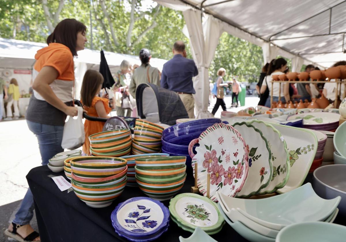 Feria de Artesanía en el paseo central del campo grande Acera Recoletos