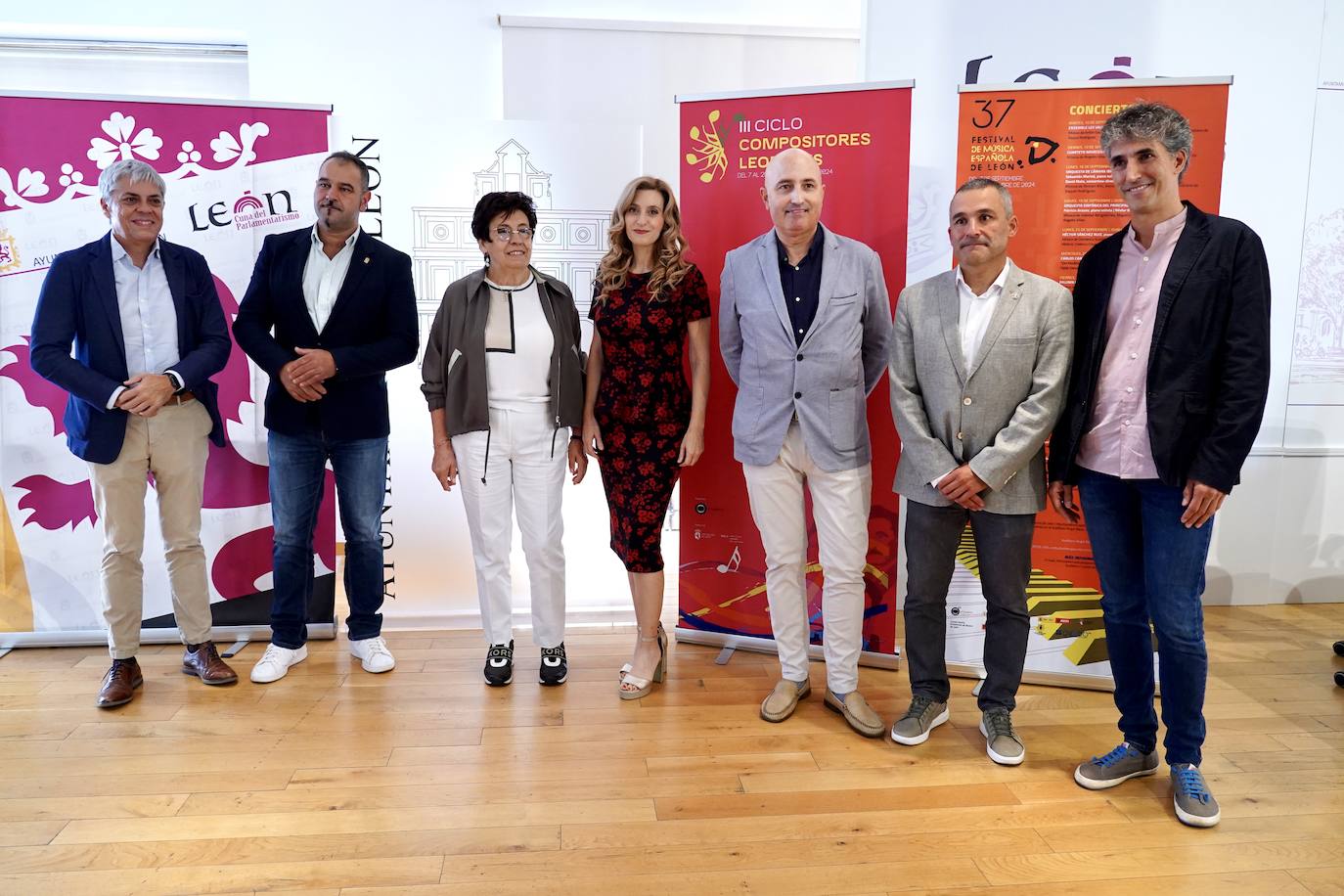 El director del festival, Miguel Fernández Llamazares, tercero por la derecha, junto a las autoridades que apoyan la cita.