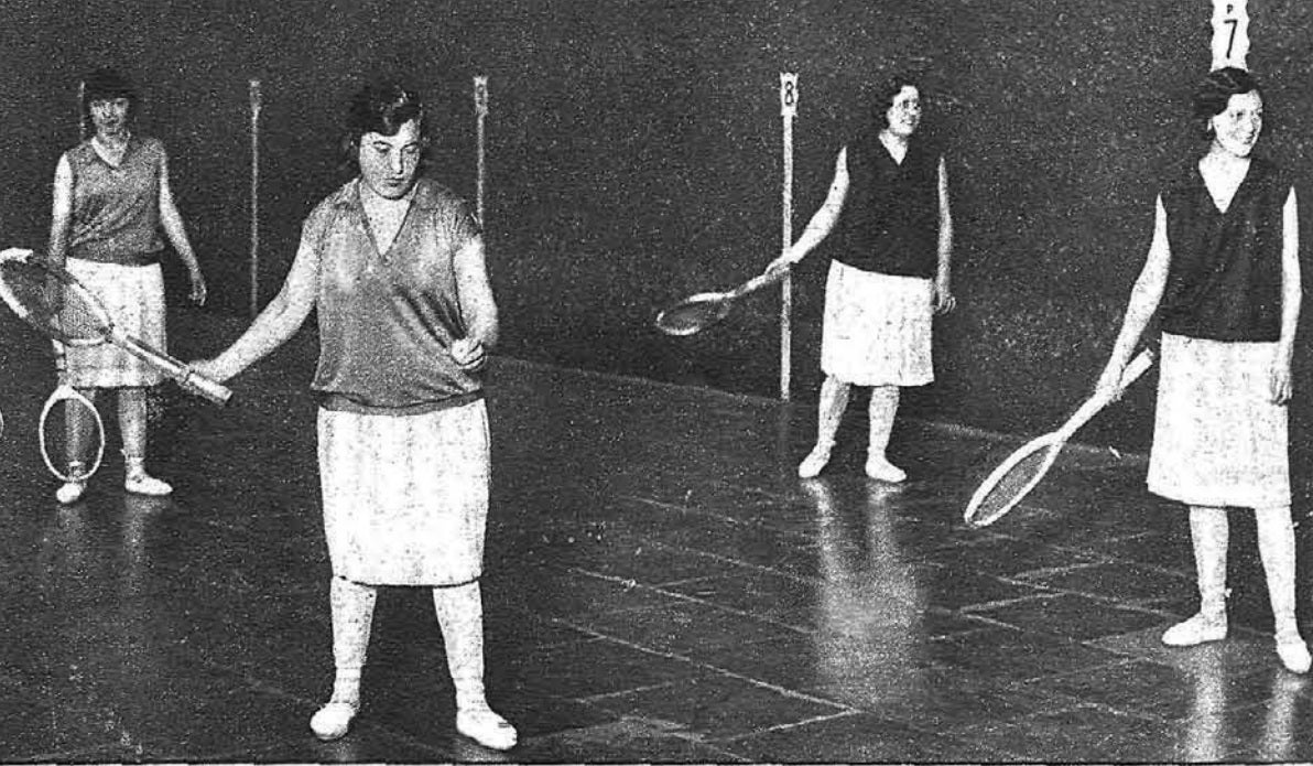 Imagen secundaria 1 - Arriba, las hermanas vallisoletanas Enriqueta y Fermina Gómez, pioneras del frontón femenino en España. Abajo, mujeres raquetistas en los años 20.