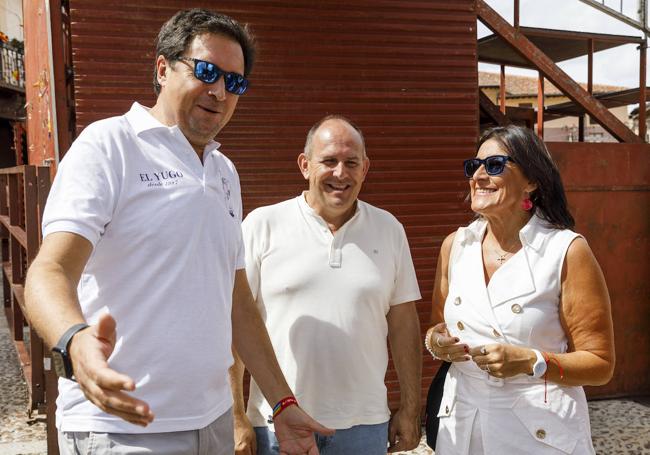 Óscar López, en la Fiesta de la Rosa que los socialistas celebraron hace un año en Riaza, acompaña de Ana Sánchez y Jose Luis Aceves.