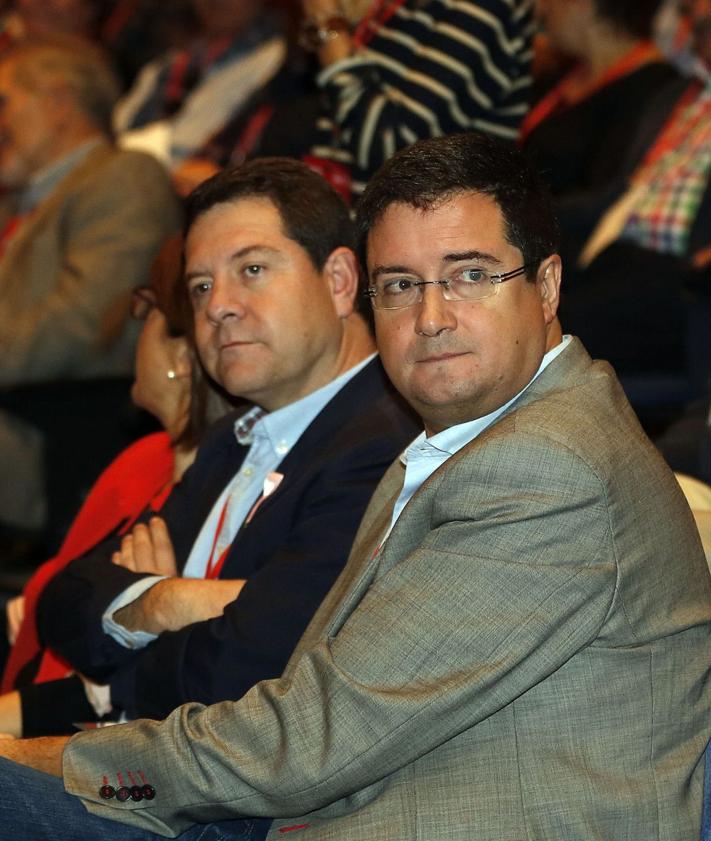 Imagen secundaria 2 - Óscar López pedalea por Castilla y León en el 'tour' del Puro Cambio con el que se promocionó como candidato a la Junta; El ahora ministro con Juan Vicente Herrera, en las Cortes autonómicas y con el manchego Emiliano García Page, en un acto del PSOE en 2012.