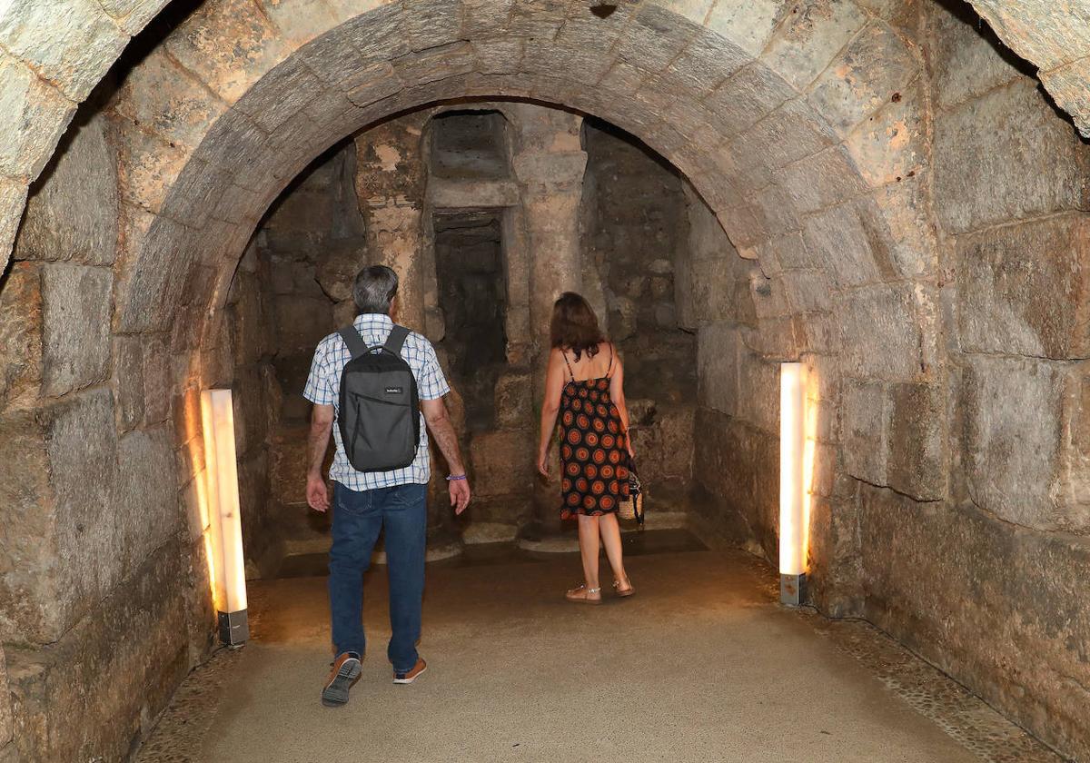 Dos turistas se adentran en la cripta visigoda de la Catedral de Palencia.