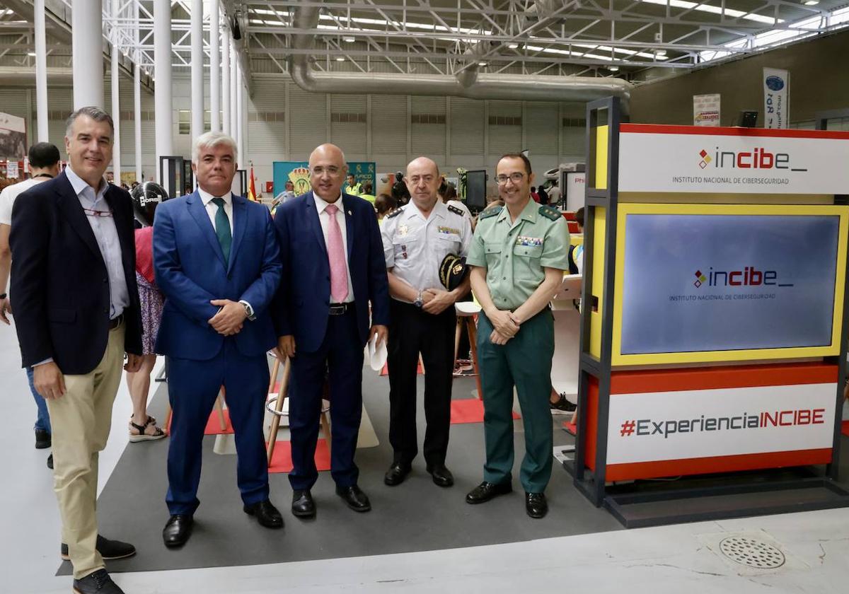 Jacinto Canales (centro) Luis Hidalgo (izquierda) en el stand de Incibe de la Feria de Muestras de Valladolid.