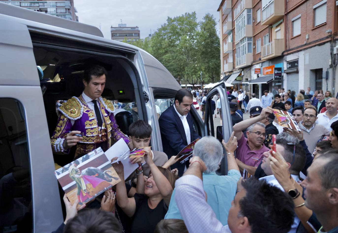 Daniel Luque sale a hombros del coso del Paseo de Zorrilla