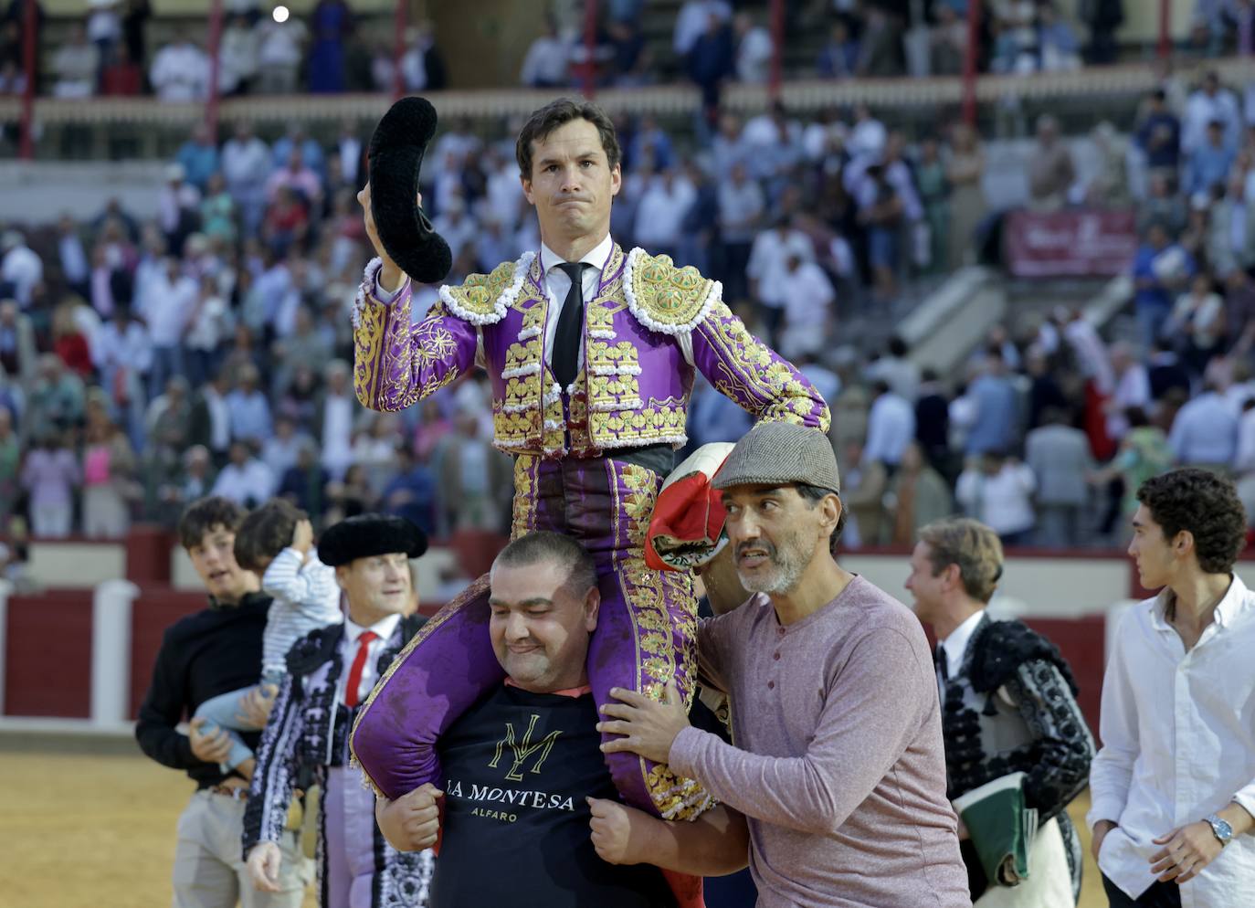 Daniel Luque sale a hombros del coso del Paseo de Zorrilla