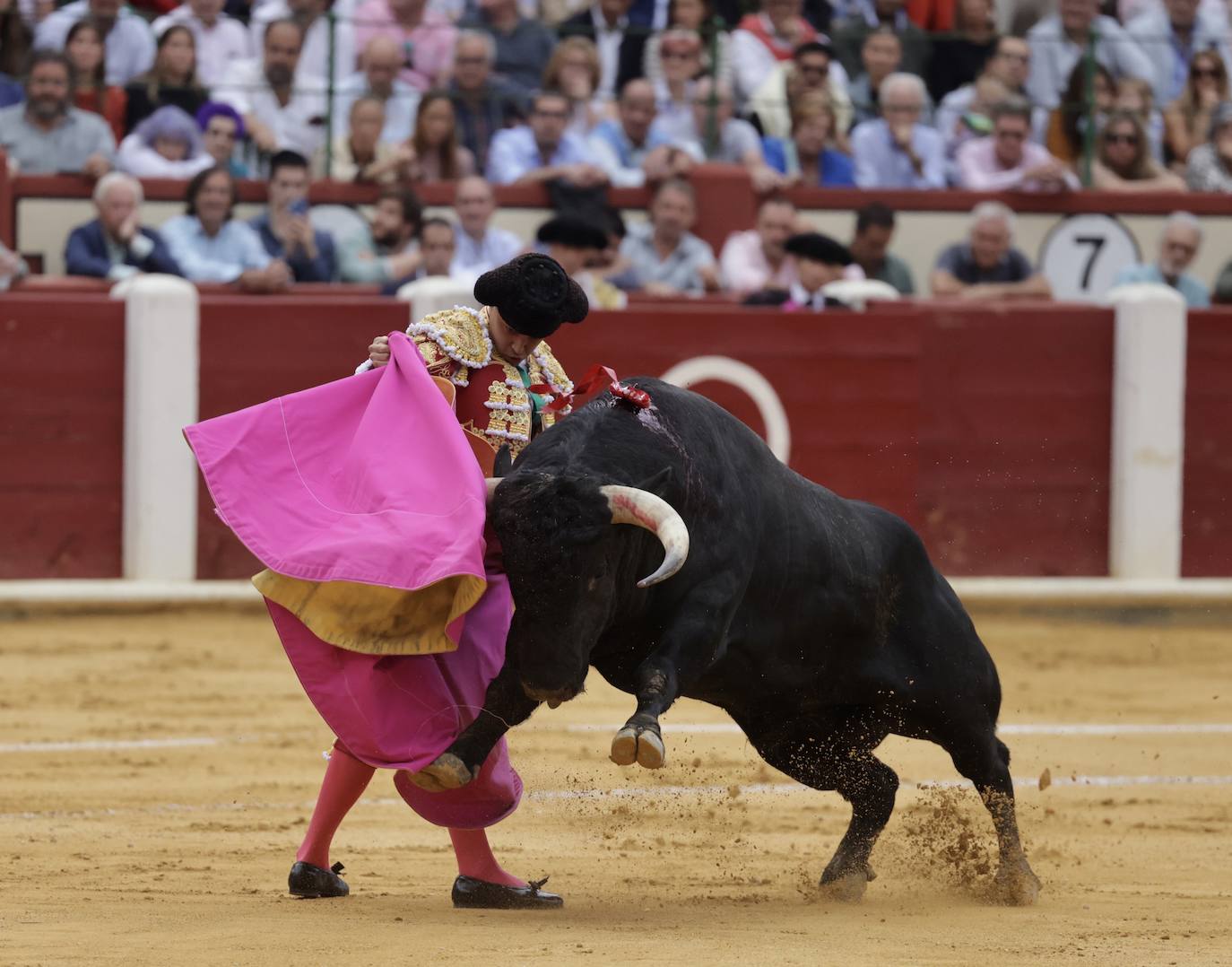 Daniel Luque sale a hombros del coso del Paseo de Zorrilla