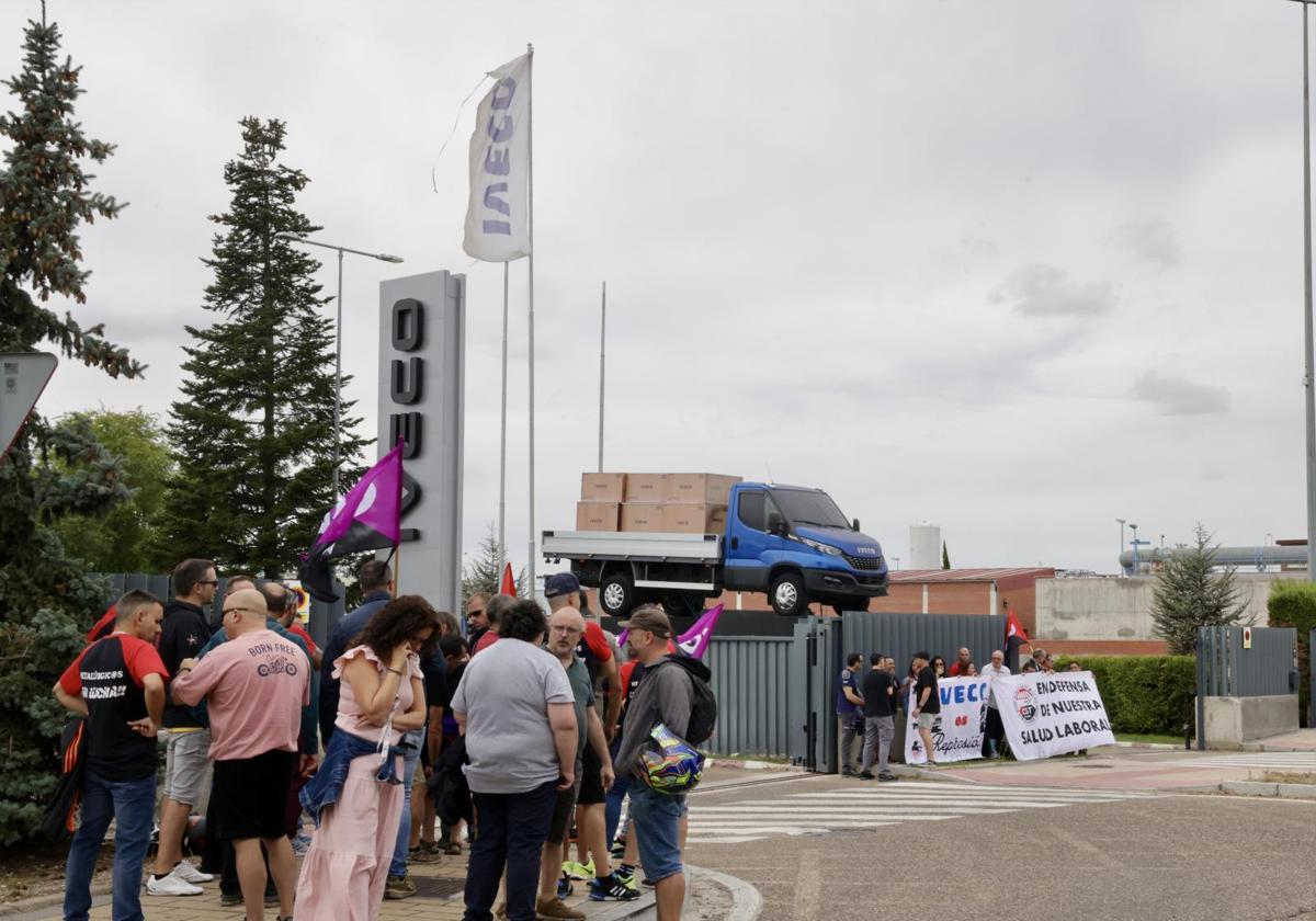 Concentración de CGT en protesta por despidos en Iveco.