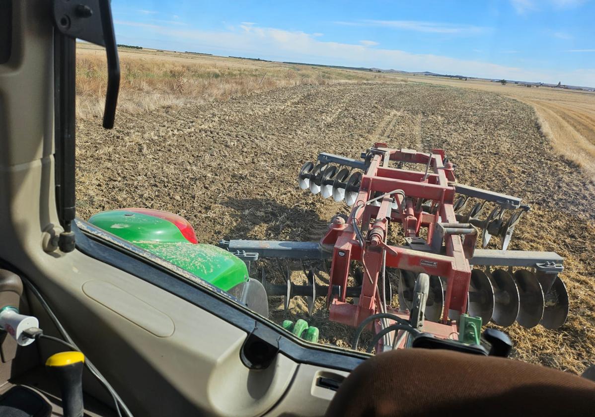 Un agricultor pasa la grada de discos en La Moraña, Ávila, para sembrar colza en cuanto se pueda.