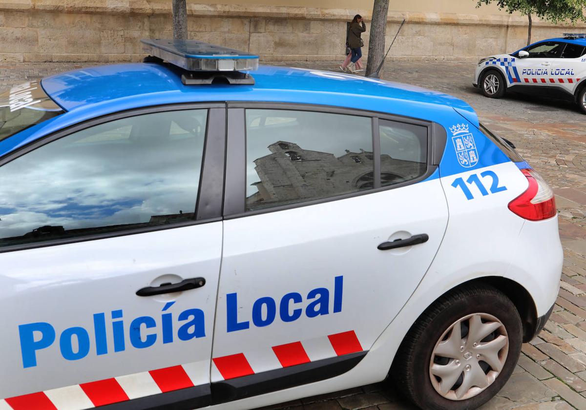 Dos coches de la Policía Local en una imagen de archivo.