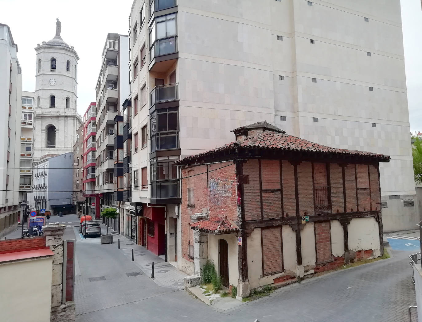 La antigua casa del conserje de la UVA, antes hogar del jardinero del jardín botánico de la Universidad, oculta en el acceso a Derecho por la calle Doncellas.