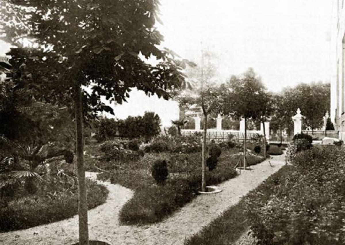 Imagen secundaria 1 - Arriba, entrada actual donde se observa la caseta; abajo a la derecha, vista del jardín desde la plaza de la Universidad y, en último lugar, la misma entrada.