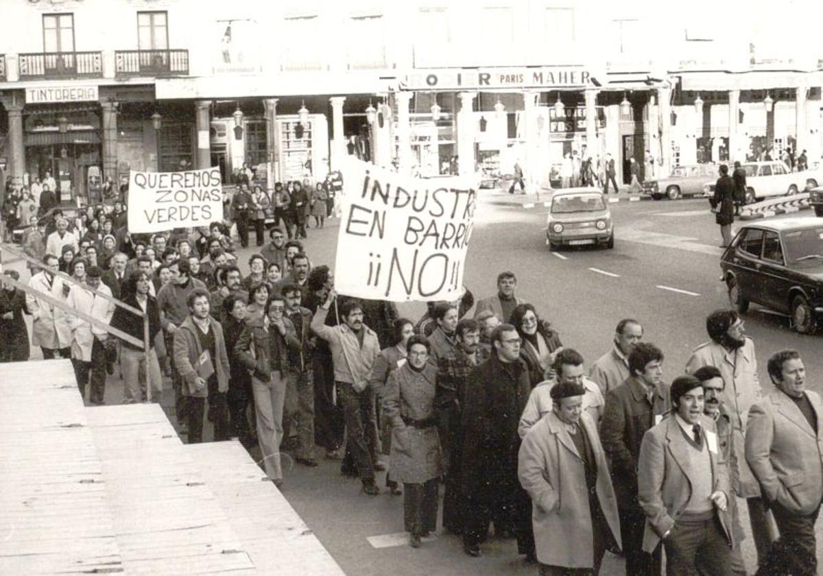 Manifestacion vecinal en la plaza Mayor para solicitar más zonas verdes.