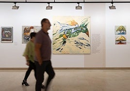 Dos visitantes recorren la exposición de Nela Prieto.