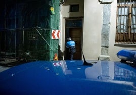 Un policía local acude a un piso del centro de Segovia ante una llamada por ruidos en una fotografía de archivo.