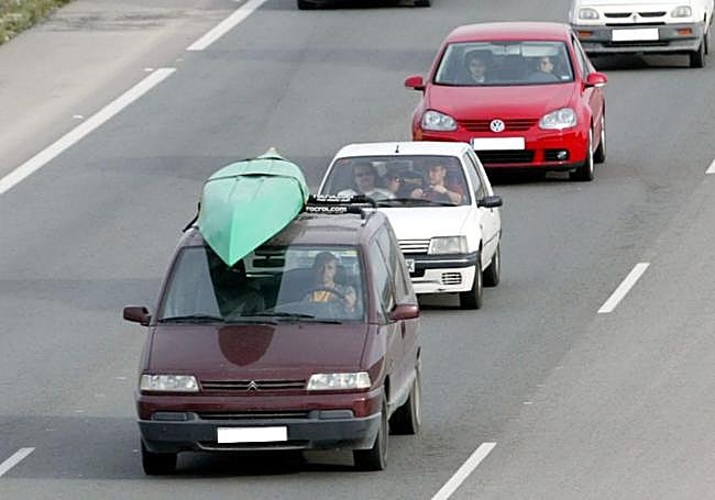 Si es necesario cargar con una gran cantidad de equipaje, la mejor solución será instalar un cofre portaequipajes sobre el techo.