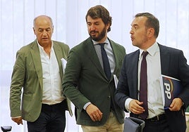 Miguel Ángel García Nieto (PP), junto a Juan García-Gallardo (Vox) y Ricardo Gavilanes (PP), los nuevos portavoces de este curso político.