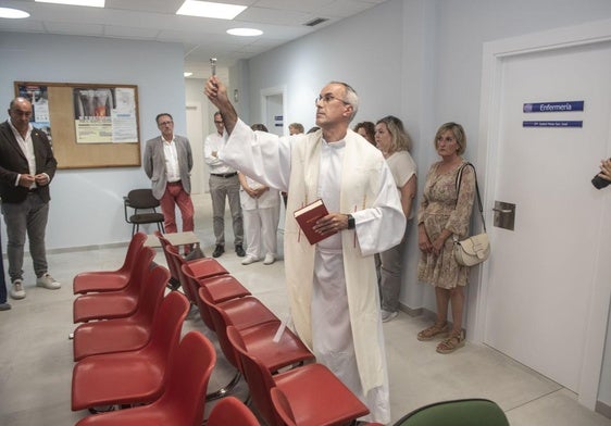 Un sacerdote bendice el consultorio médico de Palazuelos de Eresma.