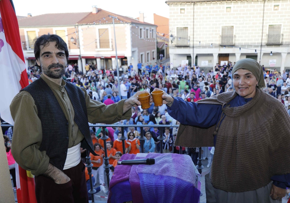 Mariano y Tomasa brindando tras finalizar el pregón en el balcón del Ayuntamiento.