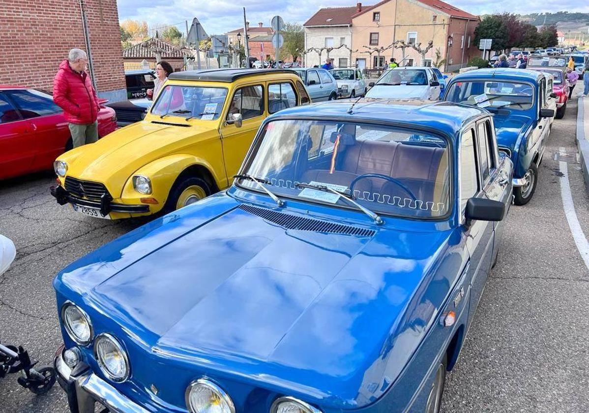 Los coches expuestos en las calles de Cevico de la Torre, el año pasado.