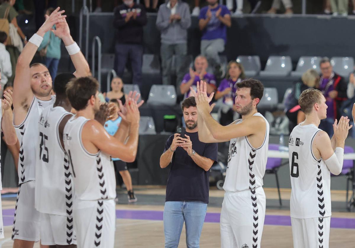 La plantilla del Palencia baloncesto agradece el apoyo a la grada al término del partido ante el Petros de Luanda.